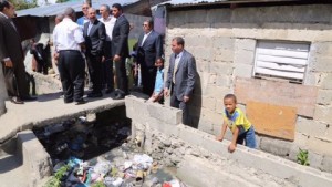 Presidente Medina sorprende a moradores Los Tres Brazos en visita;  dispone arreglo de cañada  