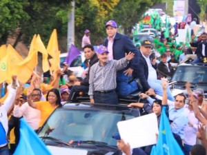 Presidente Medina encabeza marcha caravana en Sánchez Ramírez 