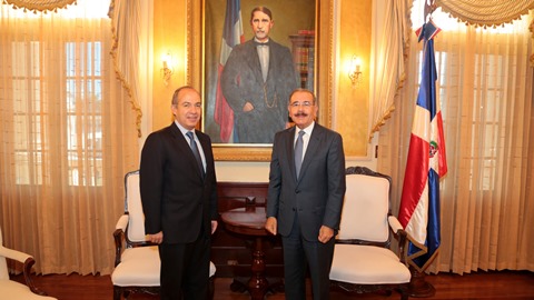 Danilo Medina recibe a expresidente mexicano Felipe Calderón