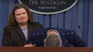 General de la Fuerza Aérea de EEUU se desmaya en plena sesión informativa 