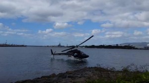 Captan en video momento en que helicóptero se estrella en Pearl Harbor 