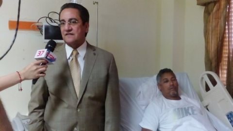 Rector UASD visita a fotógrafo elCaribe herido durante disturbios en academia