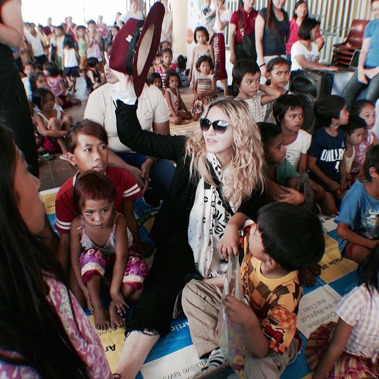 Madonna visita por sorpresa albergues infantiles de Manila 2