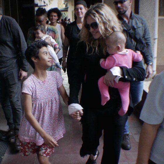 Madonna visita por sorpresa albergues infantiles de Manila