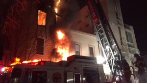 Arde un edificio de tres pisos en Nueva York