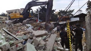 Retroexcavadora remueve escombros tras explosión en Los Ríos