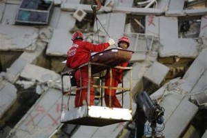 Rescatan a sobrevivientes 2 días después de sismo en Taiwán