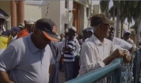 Ancianos braseros vuelven a reclamar pensiones frente al Palacio