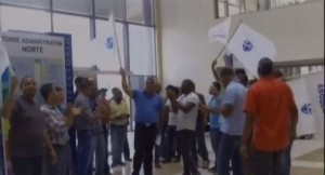 Empleados planta física  UASD realizan protesta en reclamo de aumento salarial
