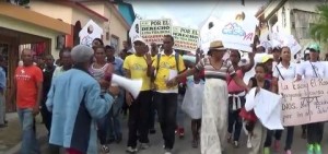 Desalojados en El Seibo se lanzan a las calles a protestar
