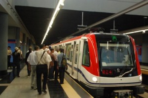 Usuarios del Metro en Línea I con dificultades para abordarlo