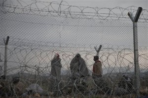 Macedonia niega entrada a migrantes que forzaron puerta
