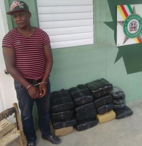 Detienen hombre con 16 paquetes de presunta marihuana en Azua