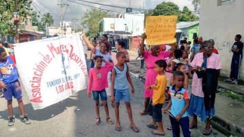 Protestan en Los Alcarrizos en demanda de remodelación Centro Atención Primaria