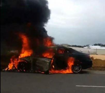 Vehículo se incendia en autopista Duarte
