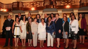 Presidente Medina reconoce a diez dominicanas