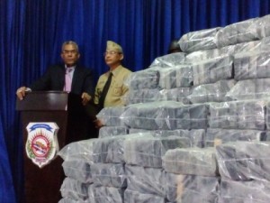 Autoridades ocupan casi mil paquetes de drogas en embarcación