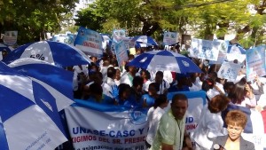 Médicos marchan hacia el Palacio Nacional