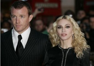 Juez implora Madonna y Ritchie resolver disputa por custodia de hijo