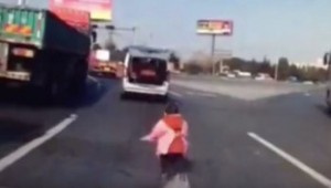 Niño cae desde auto en movimiento