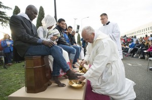 Papa lava pies a refugiados 2
