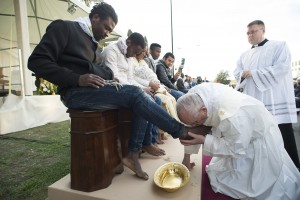 Papa lava pies a refugiados 3