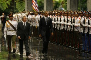 Raul y Obama caminan