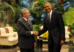 Raul y Obama se saludan