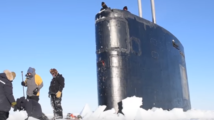 Un submarino de EE.UU rompe el hielo eterno del Ártico
