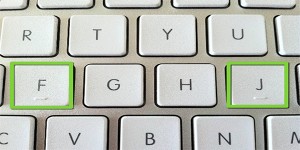 ¿Te has preguntado por qué las letras F y J del teclado tienen una raya debajo de ellas?