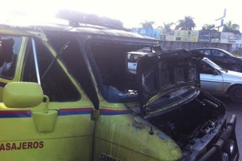 Se quema ambulancia en KM 9 de la Duarte