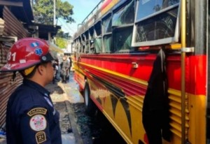 Al menos 1 muerto y 17 heridos por explosión de autobús en Guatemala