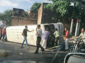 Reportan varios heridos tras vuelco de autobús en avenida del Puerto