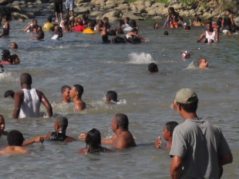 Vacacionistas abarrotan balnearios en San Juan