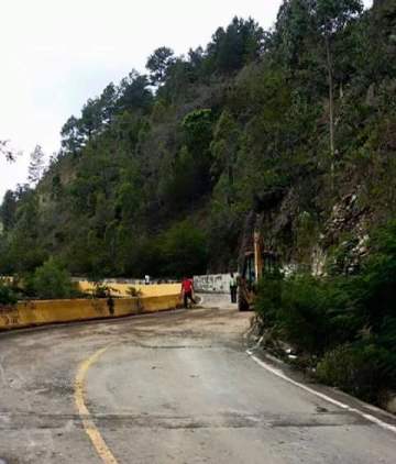 COE declara alerta verde por oleaje peligroso; restablecen tránsito en vía Jarabacoa-Constanza