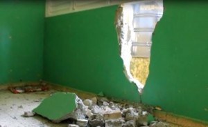 Escuela agrietada por temblor deja desamparados a cientos de estudiantes en Cevicos