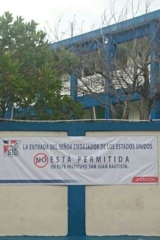 Colegio prohíbe con cartel entrada de embajador EEUU