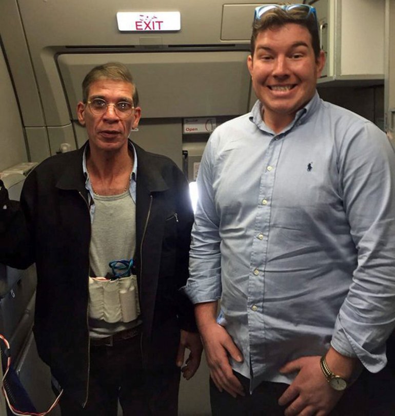 Curiosa "selfie" de un británico con el secuestrador del avión de Egypt Air