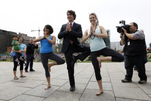 Causa revuelo Primer Ministro de Canadá que practica yoga en la oficina