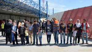 12 refugiados sirios que viajaron en el avión papal de Grecia a Roma y que recibirán ayuda inicial del grupo.