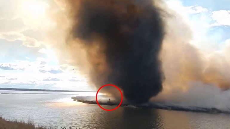 Bombero se tiró al agua para huir de un tornado de fuego