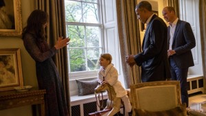 El príncipe George recibió a Barack Obama en pijama