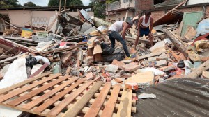 Asciende a 646 cifra de muertos por terremoto en Ecuador; Correa decretará ocho días de luto nacional