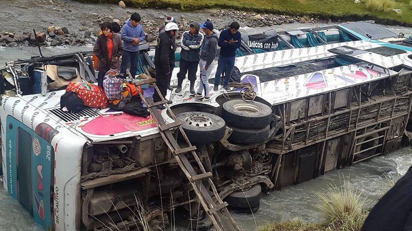 Al menos 23 muertos al caer bus a un río en región Cusco de Perú