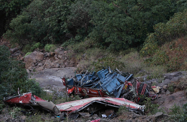 Autobús cae en un barranco en India: Hay 25 muertos