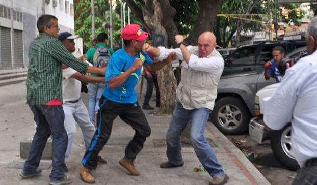 Venezuela: Agreden a opositor en acto contra racionamiento