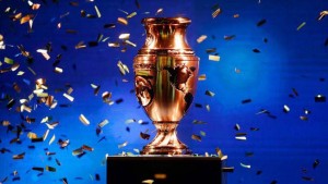Conmebol presenta trofeo Copa América Centenario