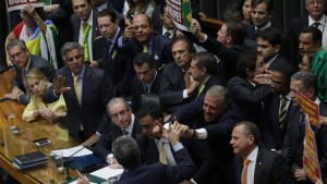 Gritos y empujones: en debate de Diputados por el juicio político a Dilma Rousseff