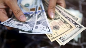 Cambiadores de dólares dicen existe carencia de esa moneda en el país