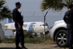 Egipcio sospechoso de secuestrar avión pide asilo en Chipre